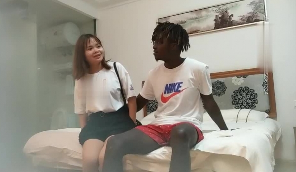 狼哥雇佣黑人留学生旺财（观众取得）酒店嫖妓偷拍肉肉大奶妹嫌小黑鸡巴大时间一到就不让干了加钱也不愿