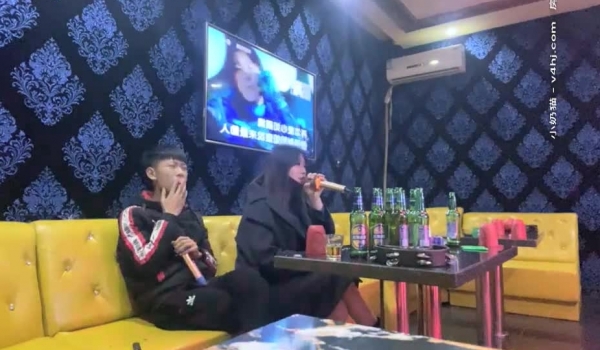 采花狂魔，【KTV勾搭探花】，寂寞的夜晚，KTV跟美女饮酒高歌，大奶子有些害羞
