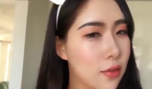 PANSI长腿蛇精女神模特思瑞和网友直播互动 穿着性感护士服各种挑逗网友 那一对大咪咪可以舔一整