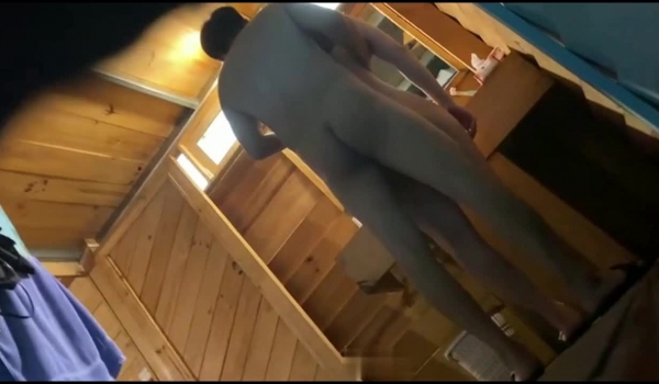 民宿老板窗外偷窥 ️入住的情侣洗澡性感女友差点被男友在浴室里 就地正法
