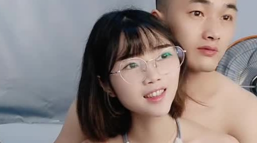淫乱的房间寂寞的姐妹一起大秀直播群P激情，全程露脸丝袜诱惑大奶子，口交大鸡巴边亲边草浪叫呻吟精彩