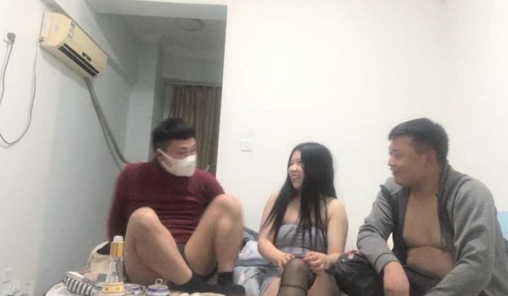 【CC幕后玩家】两男一女 酒后家中淫乱 御姐真风骚 轮番上场又抠又插 一个小伙喝多了一直硬不起来