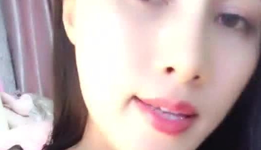 高颜值气质御姐美女主播 穿着透明黑纱直播大秀 小穴很粉