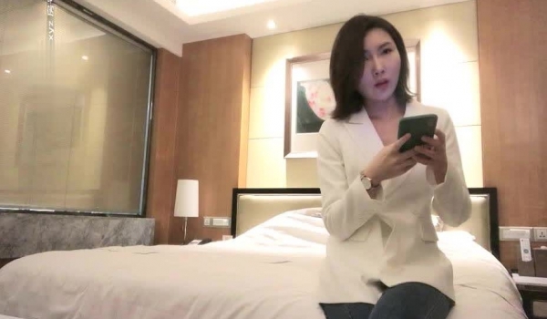 来自东北的超级短发极品气质少妇御姐，衣服穿多了脱下衣服才显露出好身材，美丽端庄的外形，做爱时那享