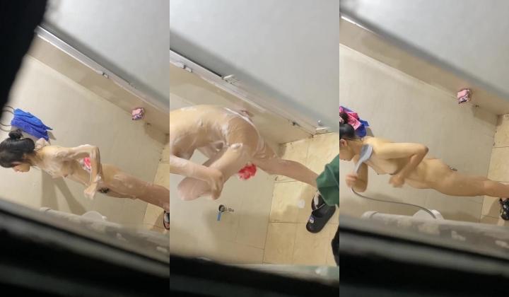 出租房趴窗真实偷拍，合租四姐妹日常洗香香，身材都很苗条，奶子有大有小，阴毛有多有少又长的，全程很