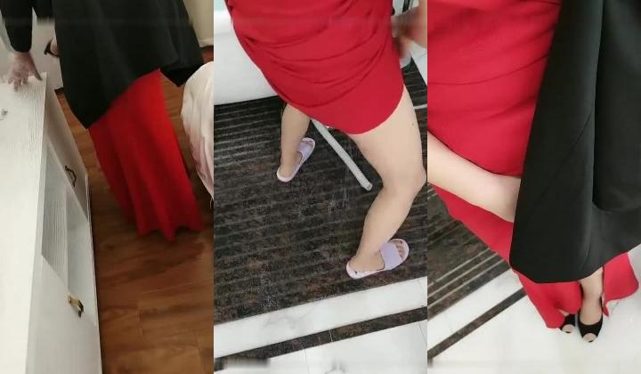 老哥剧情演绎酒店清洁妹子下药啪啪，性感红裙喝完药发骚卫生间自摸骑乘猛操