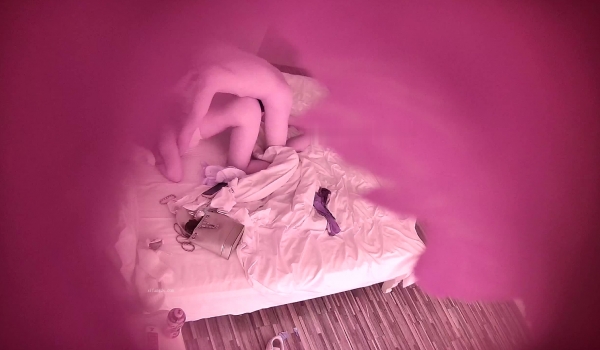 酒店偷拍，钟点房里的学生情侣，紫毛JK制服美眉 ，长相一般吧，好在年龄不大