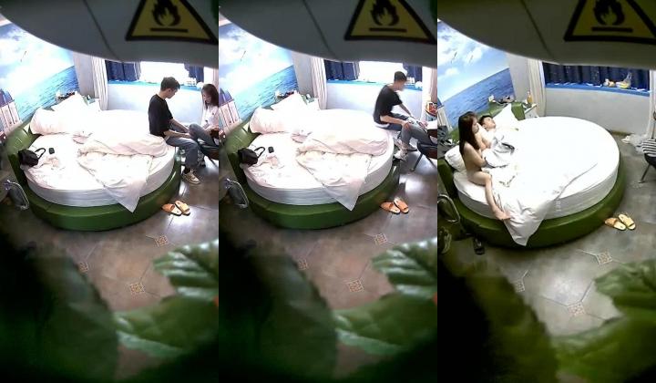 浪漫爱情海主题酒店直观欣赏数对关系复杂中青年男女约炮秃顶大叔艳福不浅约个性感美少妇人肉悬浮式猛干