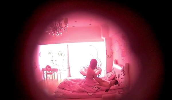 稀缺粉色哈喽Kitty主题酒店偷拍 把酒店当家里的开房情侣男的居然坐在床边刷牙