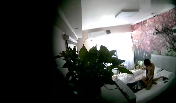 连锁酒店炮房偷拍，清纯的在校女生 和男友开炮房，侧脸够清纯的，和男友翻云覆雨 居然没怎么叫床 没