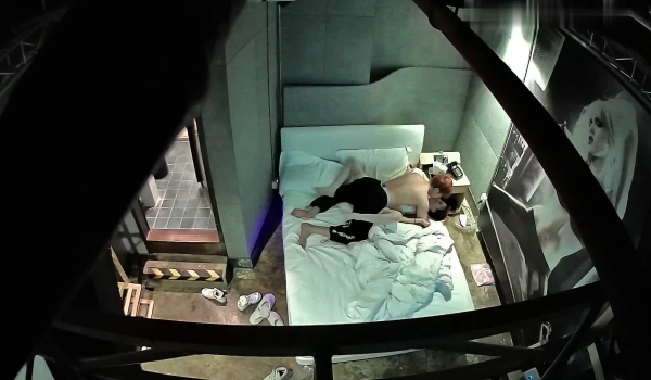 酒店清晰偷拍超高颜值妹子穿上情趣白丝跟男友激情啪啪大战