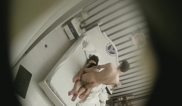 【酒店偷拍甄选】绝版船长房羞涩的眼镜女友脱了内内静静等待男友的进入 男友倒是不嫌弃对小穴猛亲