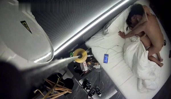 酒店偷拍 ️年轻情侣宵夜后开房女朋友主动让小哥草她妹妹貌似小哥喜欢后入