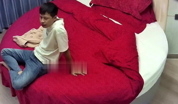 酒店偷拍 极品白袜学妹和男友开房后续妹子貌似发现摄像头