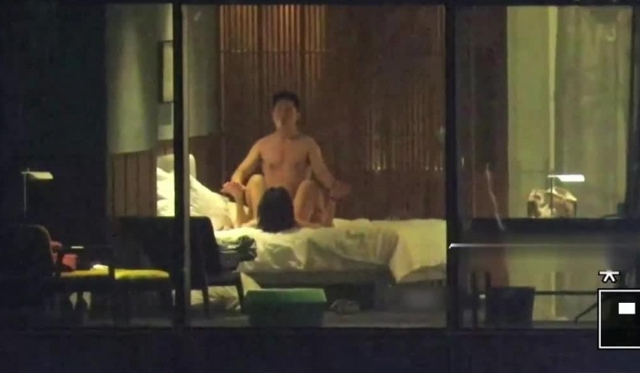 【五星级酒店窗外偷拍】，寂寞男女相约干了50分钟，女主屁股非常圆润，高价从作者手中购买来的