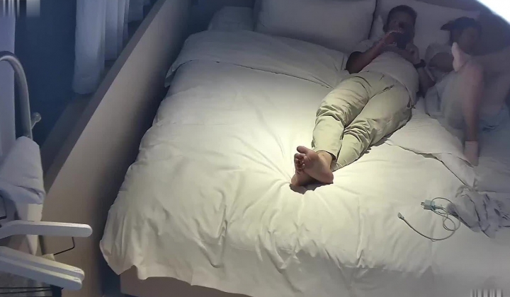 酒店偷拍反差婊长裙眼镜美女下班和男友开房外表斯文张开茂密黑森林等男友舔