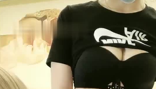 大二兼职学妹被好闺蜜带出来卖，镜头前给小哥口交大鸡巴，直接在椅子上上位抽插浪叫呻吟，被小哥疯狂输