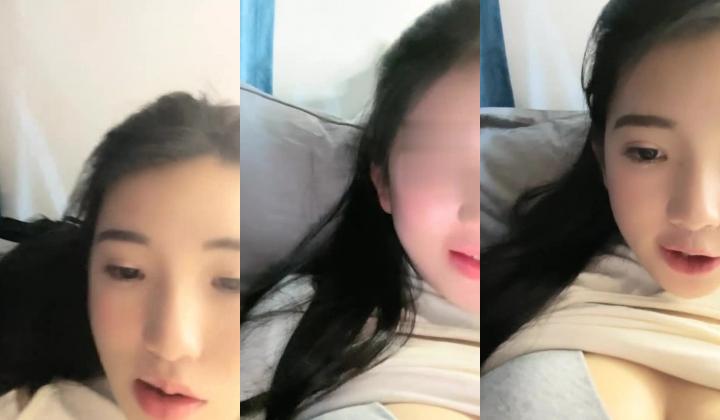 南京真实校花，【大二学妹】，教室课堂上露奶，宿舍偷拍舍友，绝品，馒头逼白虎，可以线下约，心动吗？