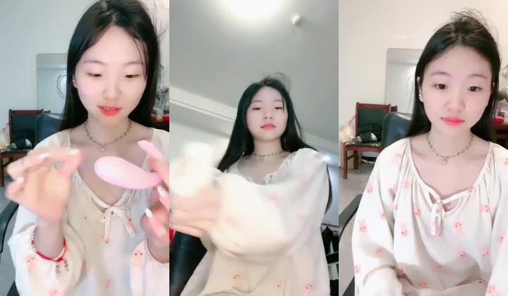 清纯亮丽小学妹，【伤心的年糕】，趁着爸爸妈妈不在家，脱衣来一段自慰，小骚逼水不少特给力