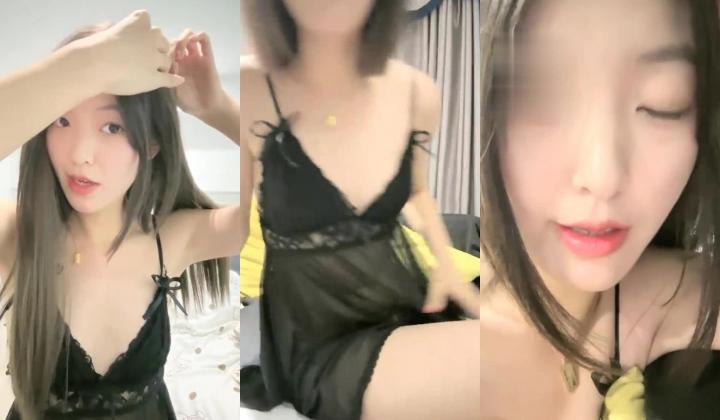 大二校花女神，【清纯学妹啦】，下午场的电影，没有别人包场了，逼里塞跳蛋，喜欢这种刺激的感觉