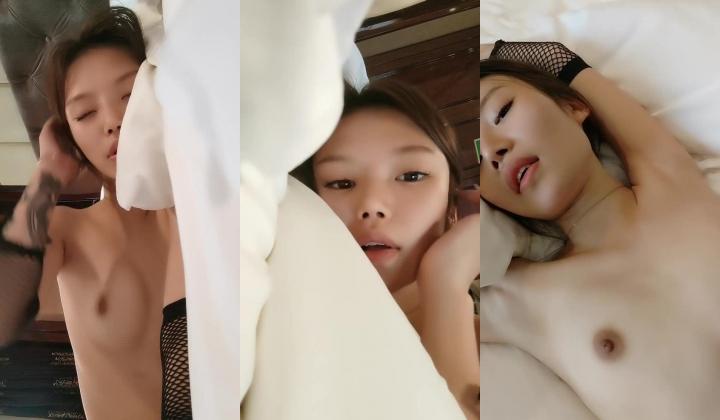 黑丝露脸小少妇让大哥在酒店揉奶玩逼，乖巧听话让大哥给修修逼毛，压在身下爆草抽插，浪叫呻吟享受鸡巴