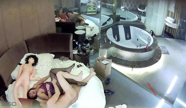 情趣酒店里的情趣 带充气娃娃开房约炮真实别样情趣啊 干完黑丝骚妇再干充气娃娃 这算双飞吗？高清完