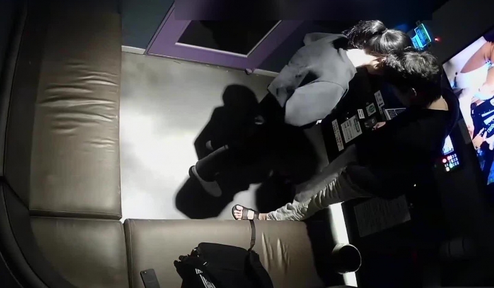 大学情侣KTV非常大胆的真实做爱，男友用各种姿势肏她，最后把精液射进了垃圾桶里