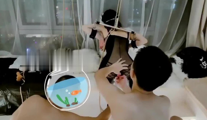 推特网红反差婊美女家有娇妻的淫乱性福生活自拍视图骚妻献给单男4P狂操户外露出体格娇小但很耐草