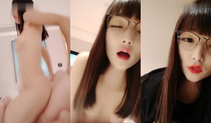 大二骚学妹约炮附近的人，为了自己一时爽给男炮友性药都整上了，露脸口交大鸡巴各种体位 爆草抽插享受