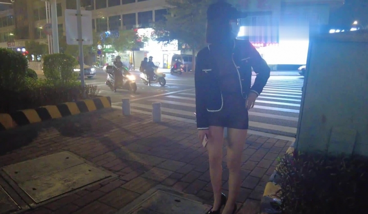 天花板露出狂人大胆御姐【cikaimoon】，闹市区公园，大白天各种人前露出，屌炸天