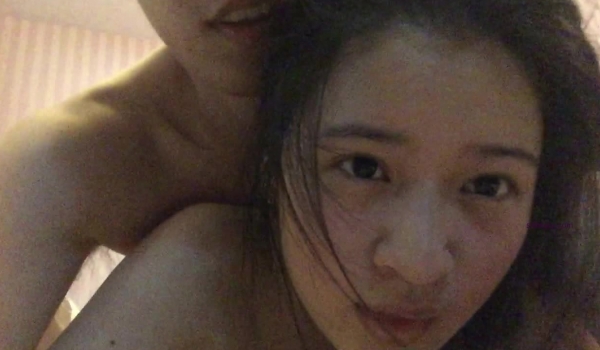 百度云泄密四眼帅哥和大奶妹子打炮全程高清记录下来，研究套套上射了多少精