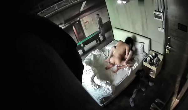 主题酒店大屏幕电影房摄像头偷拍逼逼粉嫩的极品校花美女被男友舔菊花侧入