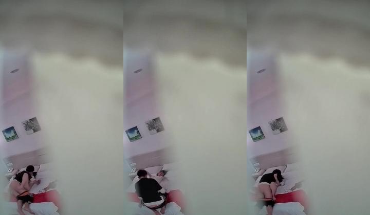 稀缺360 补漏小镇旅馆20集 祛风老妇&美腿少女，刚放假的年轻学生情侣，风韵犹存的少妇，穿上雪纺粉红睡衣