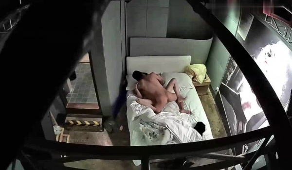 主题酒店工业风套房偷拍下午上完课晚饭也不吃赶着开房缠绵的大学生情侣