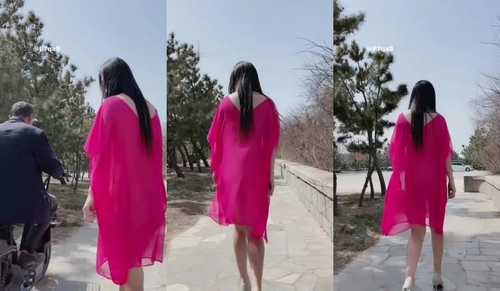 推特极限露出，长腿女神【浅浅GI9ZA】人前，公共场合，各种社死露出，诱惑农村老头