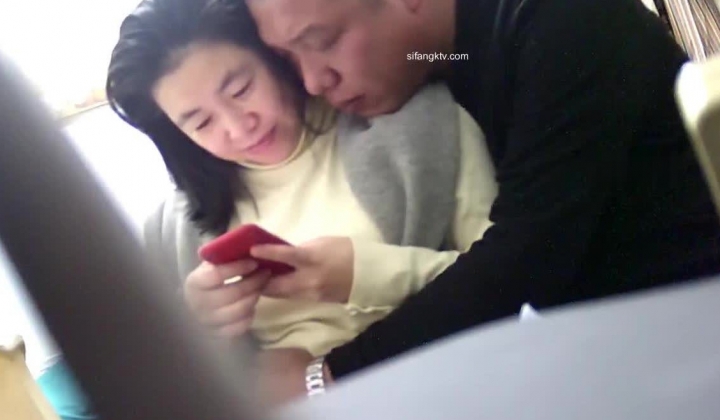 家庭摄像头破解入侵多角度真实偸拍，抽烟背纹烈女私生活曝光也是一个欲女，跟老公性爱还不满足，还总喜