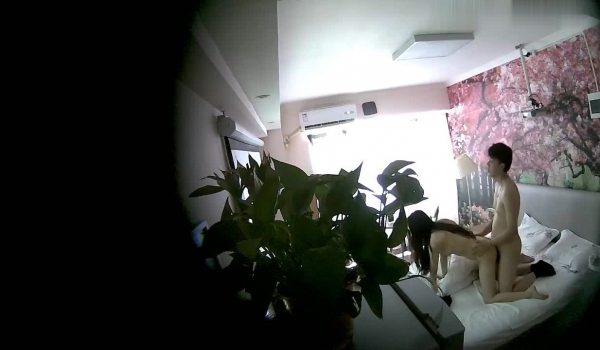 连锁酒店偷拍到的高质量情侣，女生长相和身材，配得上高质量女性，女的叫床好骚啊，这么大声就不怕隔壁