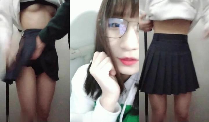【淫乱眼镜娘】杭州大二学生，深夜街头勾引陌生人，到公厕脱光口爆，场面刺激淫荡，真是个小骚货