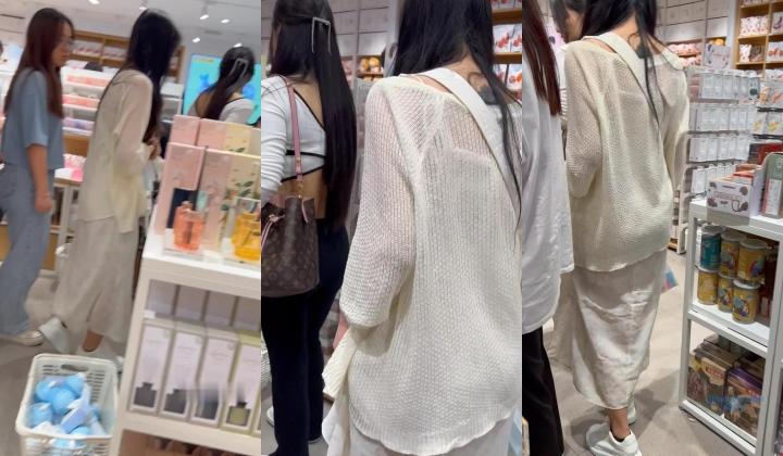 商城尾随两个买水杯时尚小迷妹,透过带血窄内看到肥凸的阴部轮廓