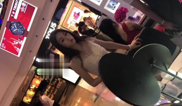 CD大师地铁超市贴身高清特写超多漂亮小姐姐的裙底春色亮点太多不穿内裤毛茸茸的鲍鱼T内情趣内