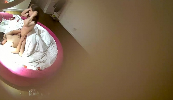 酒店偷拍一看就是男女出来偷情,进来就被扒光开操,2人激情特别高前后被男的射了3次,美女年轻胸大漂