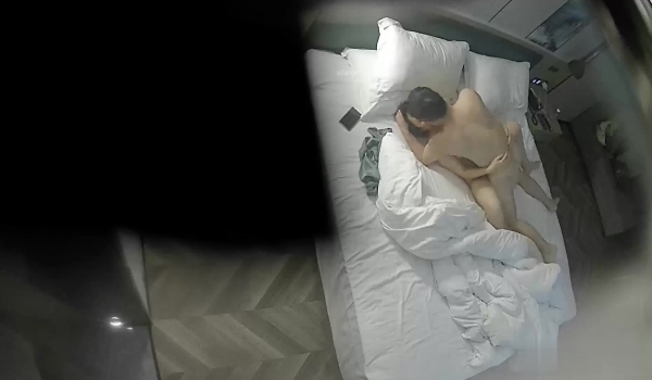 最新流出酒店偷拍 极品富家少妇与情夫的度假做爱之旅男的服务非常到位