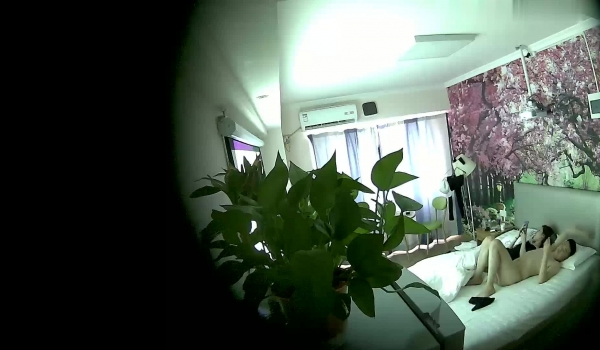 主题酒店樱花房摄像头偷拍帅哥下午约时尚美女开房偷情