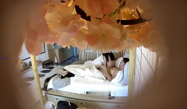 酒店偷拍 ️过年回家的情侣旅途开房短暂休息不忘来个快餐