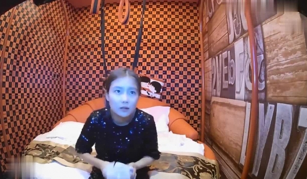 偷拍情趣酒店，清纯学生妹和男友开房，年轻人就该这么玩，让妹子吊起来先当个秋千，吊起来操逼，别有一