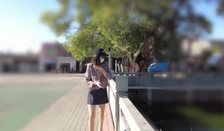 天花板露出狂人御姐【cikaimoon】付费，更大胆直接，全裸与老农聊天帮人干活