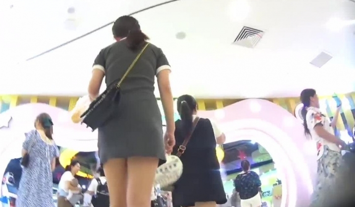 最新流出 裙底街拍大神苦行僧专业近距离偷拍原创