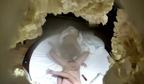 酒店偷拍 ️听话女友跪着给男友舔鸡巴被男友掰开骚穴录像给别人分享也不反抗