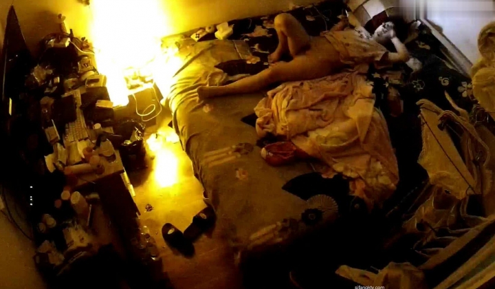 家庭摄像头破解入侵多角度真实偸拍，抽烟背纹烈女私生活曝光也是一个欲女，跟老公性爱还不满足，还总喜