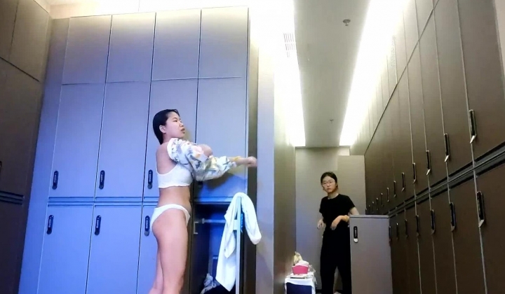 女偷拍客潜入国内洗浴会所更衣室化妆间 锁身偷拍~豪乳学妹四处横行